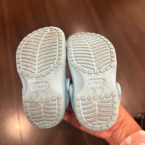 light blue crocs size 5 toddlers - Picture 3 of 3
